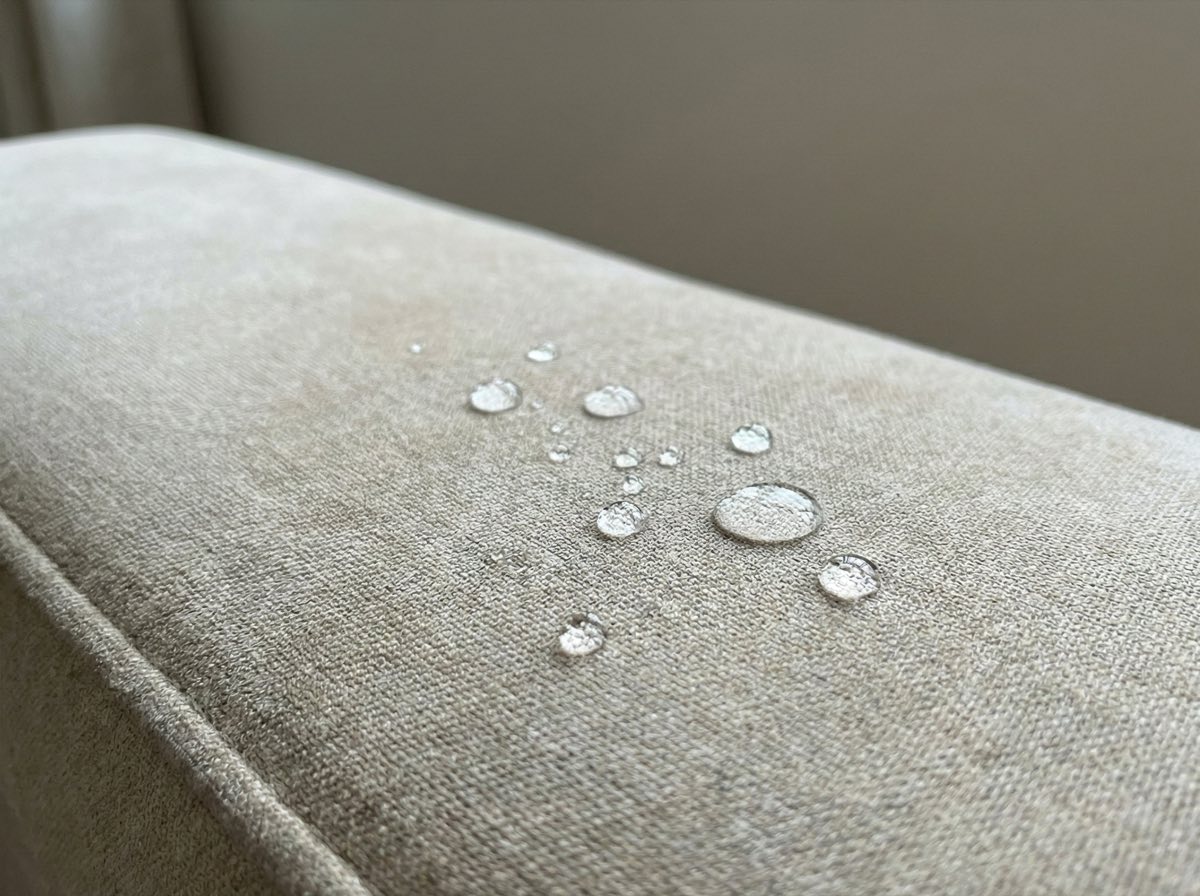 Gotas de água à superfície de um sofá impermeabilizado